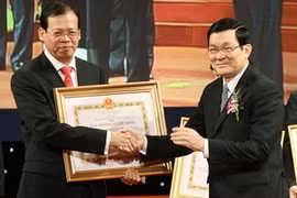  Le président Truong Tan Sang a remis le prix Ho Chi Minh. (Photo: Doan Tan/AVI)