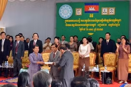 Mme Men Sam An remet la décision de la fondation de l'Association d'amitié Cambodge-Vietnam de la province de Kampong Chhnang au gouverneur Tuoch Marim. (Photo: Xuân Khu/Vietnam+)