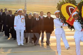 Les dirigeants rendent hommage au Président Ho Chi Minh. Photo : VNA