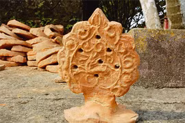 Une des tuiles d’ornement en forme de fleur de lotus exhumées récemment lors des fouilles. (Source : VNA)