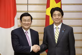 Le président du Vietnam Truong Tan Sang et le Premier ministre japonais Shinzo Abe. Photo : VNA