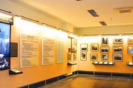 Les photos sont exposées au Musée des vestiges de guerre de Hô Chi Minh-Ville. Photo : VNA 
