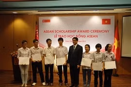 La cérémonie de bourses d'études de Singapour à sept étudiants vietnamiens du Nord. (Photo: Vietnam+)