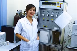La Dr Nguyên Khánh Diêu Hông, la plus jeune professeur adjointe du Vietnam, dans son laboratoire à l’École polytechnique de Hanoi. Photo : CTV/VNA