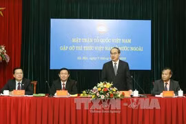 Nguyen Thien Nhan rencontre avec des participants du Forum des spécialistes et des intellectuels vietnamiens à l'étranger.
