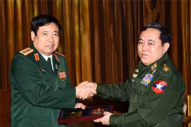 le général Phung Quang Thanh et Le général de division Wai Lwin. Source: qdnd.vn