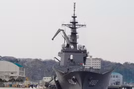 Le navire de débarquement Kunisaki battant pavillon japonais. (Source: wiki)