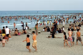 En été, tout le monde aime faire une escapade à la plage (Source: VNA)