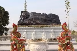 La plus grande statue du Bouddha en saphir de Binh Duong. 