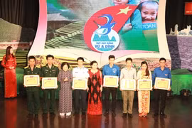 Remise des bourses Vu A Dinh à des élèves et étudiants démunis. Photo : VNA
