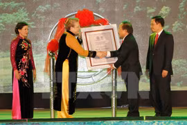 La cérémonie de réception du certificat de l’UNESCO classant le complexe paysager de Tràng An au patrimoine culturel et naturel mondial. (Photo: Quốc Khánh/VNA)