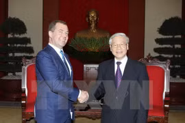 Le Secrétaire général du Parti communiste du Vietnam, Nguyen Phu Trong (droite), reçoit le Premier ministre russe Dmitri Medvedev. (Source : VNA)