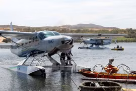 Les deux hydravions atterrissent au lac de Bau Trang. Photo: VNA