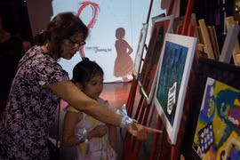 L'exposition vise à permettre à des autistes ayant des dispositions pour les arts de se faire connaître, à sensibiliser de manière positive la communauté sur l’autisme.