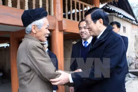 Le président du Vietnam, Truong Tan Sang rencontre un habitant local. Source: VNA