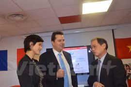 le président-directeur général du groupe français Linagora, Alexandre Zapolsky, et l’ambassadeur du Vietnam en France, Nguyên Ngoc Son. Source: VNA