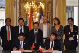 M.Nguyen The Thao, et le vice-président du Conseil Régional d'Île-de-France Roberto Roméo ont signé un Mémorandum. (Photo: Bich Ha/Vietnam+)