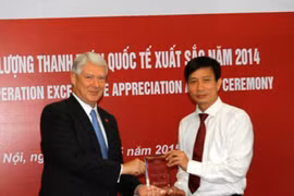 Le chef du Comité des institutions financières de l’Agribank, Pham Duc Tuan, reçoit le prix de l'excellence de paiement de la banque américaine Wells Fargo Bank. 