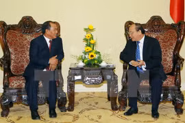 Le vice-Premier ministre Nguyên Xuân Phuc (droite) reçoit le ministre laotien de l’Intérieur, Saysi Santivong, en visite de travail au Vietnam. (Source : VNA) 