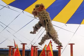 Une équipe participe au 1er concours national des danses de la licorne et du dragon 2014. Photo : VNA