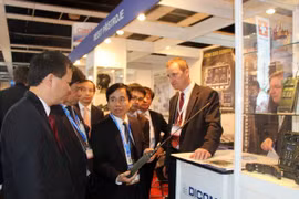 La délégation du Ministère de la Sécurité publique visite une stand à l'exposition. Source: VNA