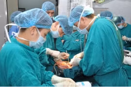 Les médecins de l’hôpital 103 effectuent la greffe à la fois de moëlle osseuse et de rein sur le patient Pham Thái Huyên (Source: VNA)