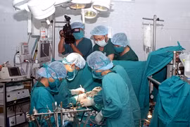 Une opération de cardiopathie financée par le programme «Trai tim cho em». Photo : Huu Oai/VNA