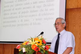 Le président de l'Association d'amitié Vietnam-Italie Nguyen Van Nam s'adresse lors de la rencontre en l'honneur de la la Fête nationale de l'Italie. Photo: VNA