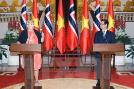 La Première ministre norvégienne, Erna Solberg et le chef du gouvernement vietnamien Nguyen Tan Dung après leur entretien du 17 avril à Hanoi. (Source : VNA)
