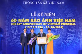 La cérémonie du 60e anniversaire de la Revue "Bao Anh Viet Nam" (Vietnam Illustré). Photo : VNA 