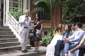 L’ambassadeur d’Italie au Vietnam, Lorenzo Angeloni, lors de la conférence de presse de présentation de la mode vietnamienne à Rome, le 9 septembre à Hanoi (Source: VNA)