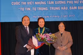 Le vice-Premier ministre Nguyen Xuan Phuc remet le prix Kovalevskaia de 2012 au professeur-docteur, Mme Bach Khanh Hoa. Source de photo : VGP/Lê Sơn