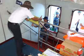 Des cadeaux pour les soldats à Truong Sa. (Source: VNA)