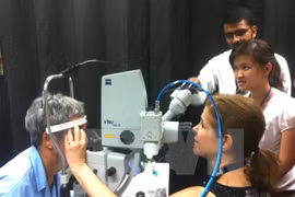 L'hôpital ophtalmologique volant Orbis offre des consultations et opérations ophtalmologiques gratuites aux habitants de Hue. Source: VNA