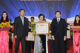 Cérémonie en l’honneur de la Journée des enseignants du Vietnam (20 novembre) et de remise des titres d’"Enseignant méritant" et d’"Enseignant du Peuple". (Source : VNA)