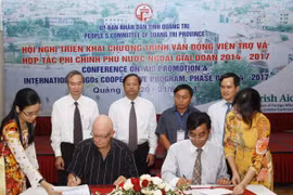 Cérémonie de signature des accords d'aide entre Quang Tri et cinq ONG étrangères, 21 août. (Source : VNA)