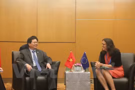 Le ministre vietnamien de l'Industrie et du Commerce Vu Huy Hoang et le commissaire européenne au commerce, Mme Cecilia Malmstrom. 