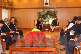 Le vice-président indien Hamid Ansari recoit le président du Comité central du Front de la Patrie du Vietnam Nguyên Thiên Nhân. Photo/VNA