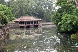 Le lac Luu Khiêm, un des ouvrages architecturaux relevant du tombeau de Tu Duc. Photo: Công Hâu/NDEL. 