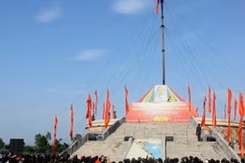 Cérémonie de lever du drapeau national sur la rivière Hiên Luong. Source: VNA