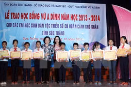 L'ancienne vice-présidente Truong My Hoa remet des bourses d’étude Vu A Dinh aux élèves khmers en situation difficile de la province de Soc Trang. Photo: VNA