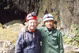Hô Khanh (droite) et Howard Limbert. 