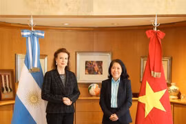 La ministre argentine des Affaires étrangères (AE) Diana Mondino (gauche) et l'ambassadrice du Vietnam en Argentine, Ngô Minh Nguyêt. Photo: ministère argentin des Affaires étrangères/VNA