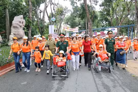 Plus de 5.000 personnes marchent pour les victimes de l’agent orange. Photo: VNA