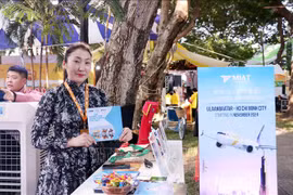 Une fille mongole présente son pays et son peuple à côté d'un panneau d'affichage annonçant le projet d'ouvrir le vol Oulan-Bator - Hô Chi Minh-Ville, le 5 avril 2024, à Hô Chi Minh-Ville. Photo: VNA