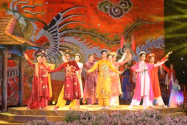 Les collections « ao dai » ont été inspirées par l'image du phénix dans la décoration architecturale et les costumes royaux de la dynastie Nguyên combinée à la beauté de l'ao dai vietnamien moderne. Photo: VNA