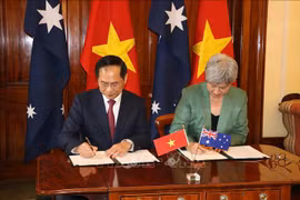 Le vice-Premier ministre et ministre des AE Bui Thanh Son (gauche) et la ministre australienne des AE Penny Wong signent le programme d'action pour mettre en œuvre le partenariat stratégique intégral pour la période 2024-2027, créant ainsi une base importante pour la mise en œuvre du contenu de la coopération. Photo: VNA