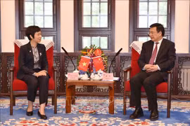 La directrice générale de la VNA, Vu Viet Trang, s'entretient à Pékin avec le président de l'agence de presse Xinhua, Fu Hua. Photo: VNA