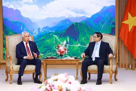 Le Premier ministre Pham Minh Chinh (droite) reçoit le ministre d'Etat aux Affaires étrangères de l'Etat du Qatar, Sultan bin Saad Al-Muraikhi
