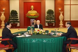 Le secrétaire général du PCV, Nguyen Phu Trong, avec le président du Parti ministre cambodgien, Samdech Techo Hun Sen, et le secrétaire général du président du Laos, Thongloun Sisoulith, au Sommet Vietnam-Cambodge-Laos, le 26 septembre 2021 à Hanoi. Photo: VNA